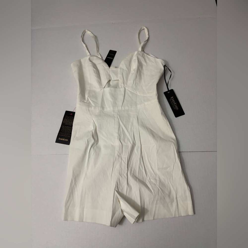 bebe peek-a-boo linen blend romper size 6 inseam 3”